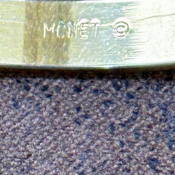 Monet Vintage 80's SIGNED gold tone etched bangle bracelet - Picture 2 of 3